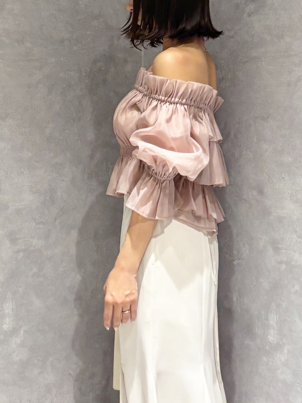 ホワイト系のスカート、ブラウン系のサンダル、ホワイト系のハンドバッグを着用したレディースの夏コーディネートの5枚目の写真