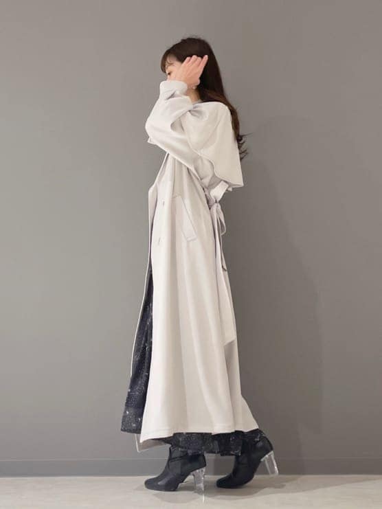 ブラック系のワンピース、ブラック系のその他シューズ、グレー系のトレンチコートを着用したレディースの冬コーディネートの4枚目の写真