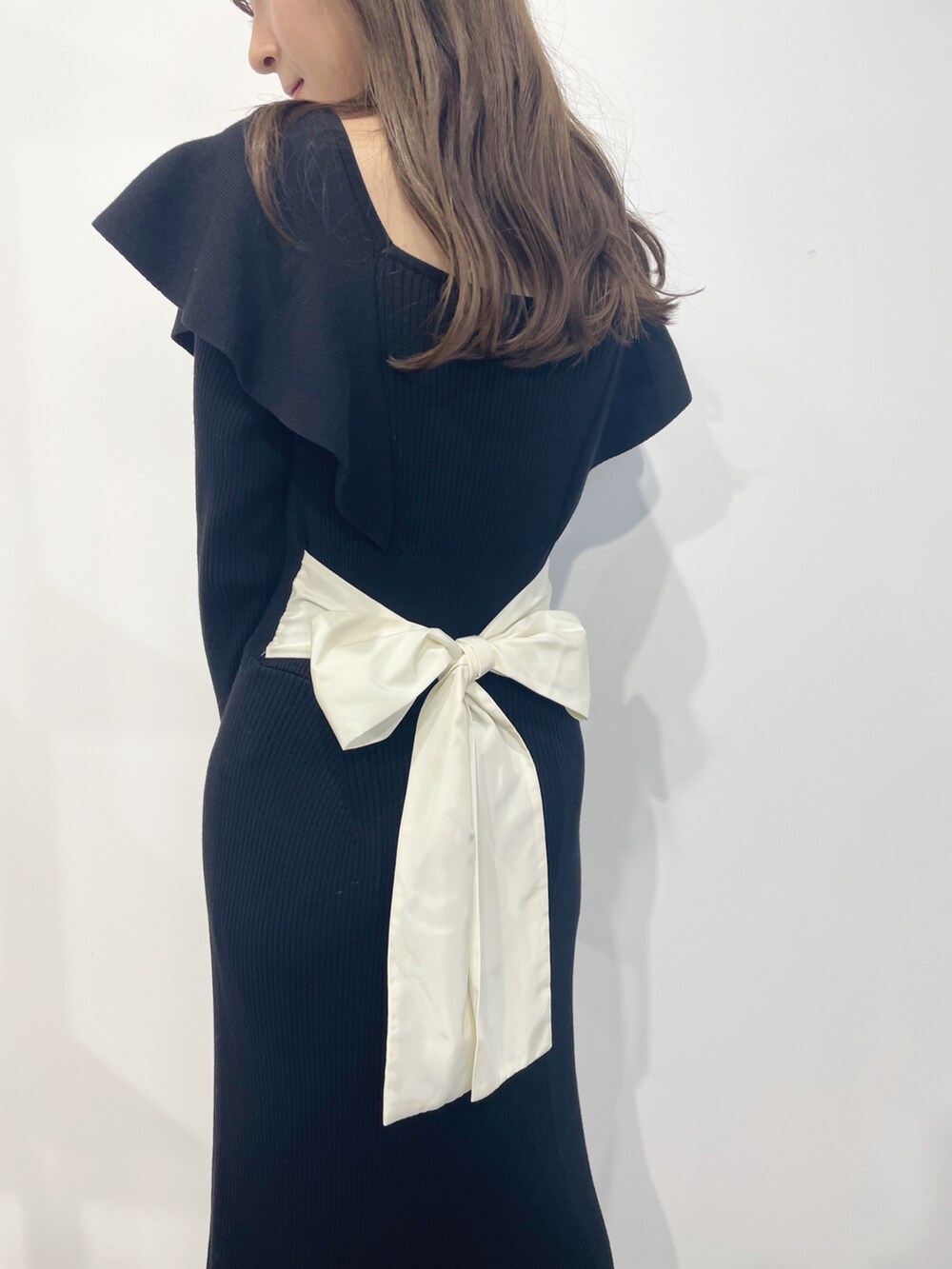 ブラック系のワンピース、ブラック系のブーツを着用したレディースの冬コーディネートの3枚目の写真