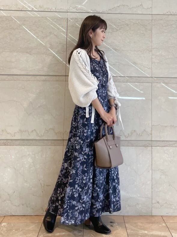 ブルー系のワンピース、ホワイト系のカーディガン/ボレロ、ブラック系のサンダルを着用したレディースの夏コーディネートの8枚目の写真