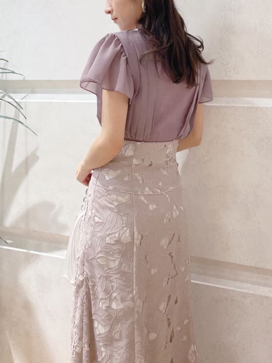 ホワイト系のハンドバッグ、グリーン系のサンダル、ピンク系のワンピースを着用したレディースの春コーディネートの3枚目の写真