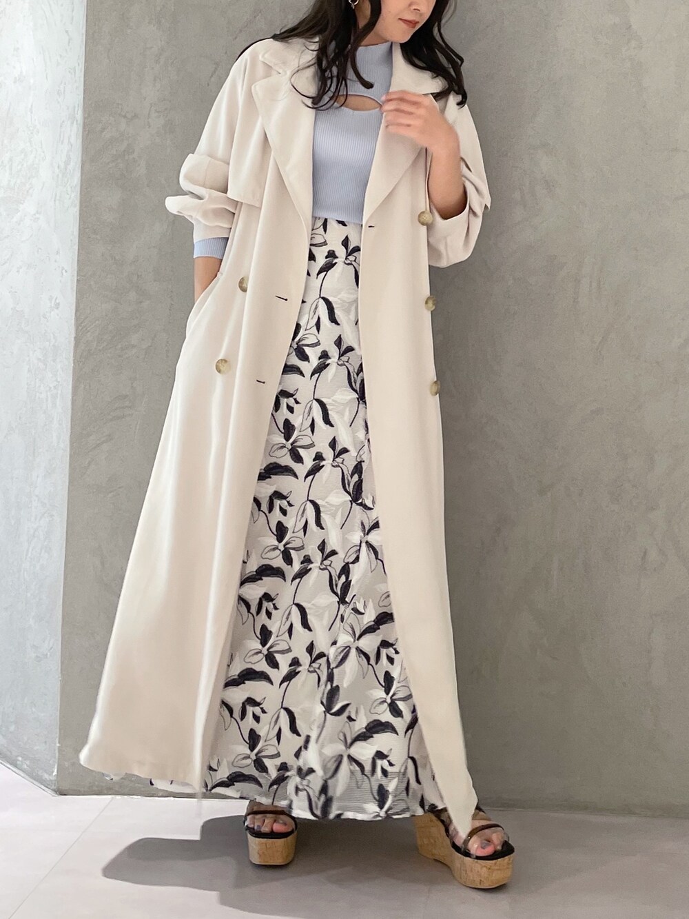 ホワイト系のスカート、ブルー系のニット/セーター、ホワイト系のトレンチコートを着用したレディースの春コーディネートの4枚目の写真