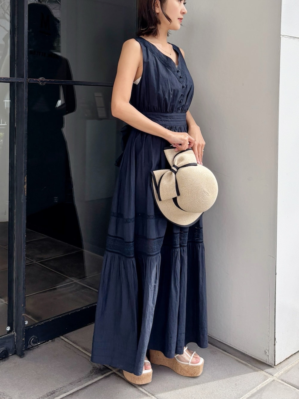 ブルー系のワンピース、その他のサンダルを着用したレディースの春コーディネートの7枚目の写真