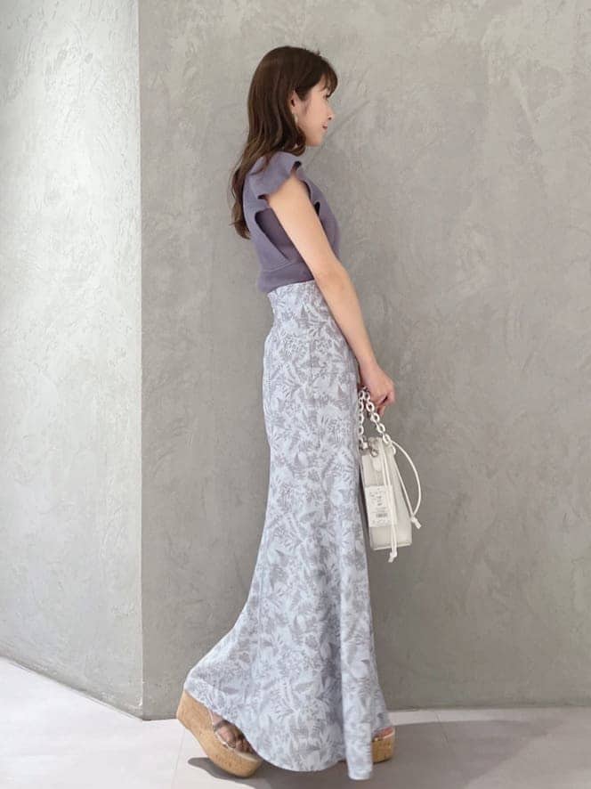 ホワイト系のハンドバッグ、グリーン系のサンダル、ブルー系のニット/セーターを着用したレディースの春コーディネートの4枚目の写真