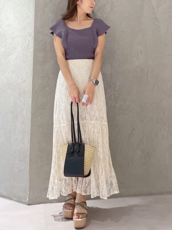 ホワイト系のスカート、グリーン系のサンダル、ブルー系のニット/セーターを着用したレディースの夏コーディネートの8枚目の写真