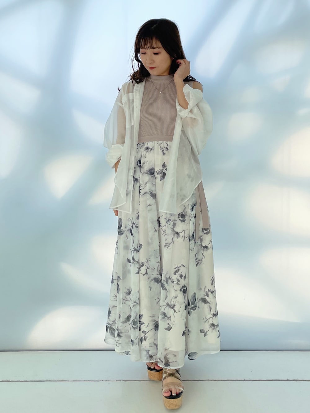 ピンク系のワンピース、ホワイト系のシャツ/ブラウス、ブラック系のサンダルを着用したレディースの春コーディネートの9枚目の写真