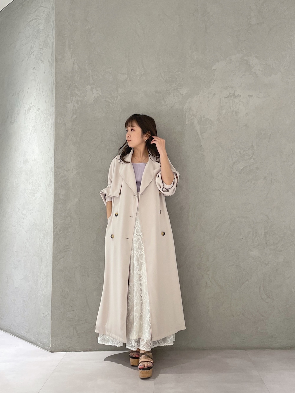 ホワイト系のスカート、ブラック系のサンダル、パープル系のニット/セーターを着用したレディースの春コーディネートの3枚目の写真