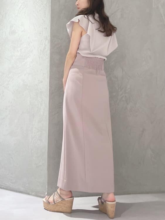 ピンク系のショルダーバッグ、グリーン系のサンダル、ピンク系のニット/セーターを着用したレディースの春コーディネートの7枚目の写真