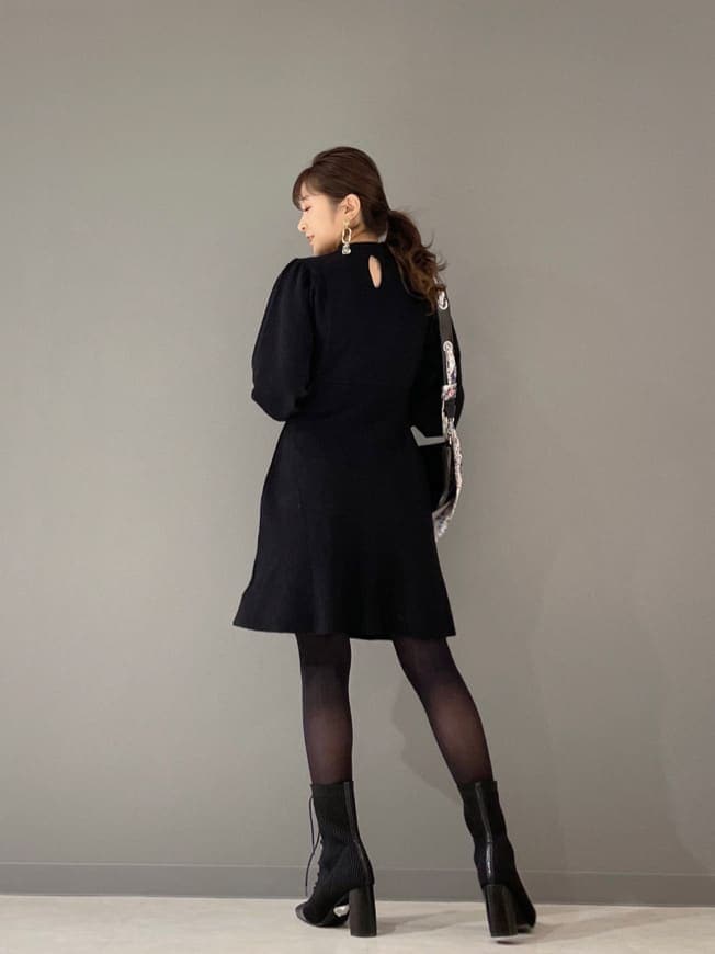 ブラック系のブルゾン、ブラック系のワンピース、ブラック系のブーツを着用したレディースの冬コーディネートの7枚目の写真