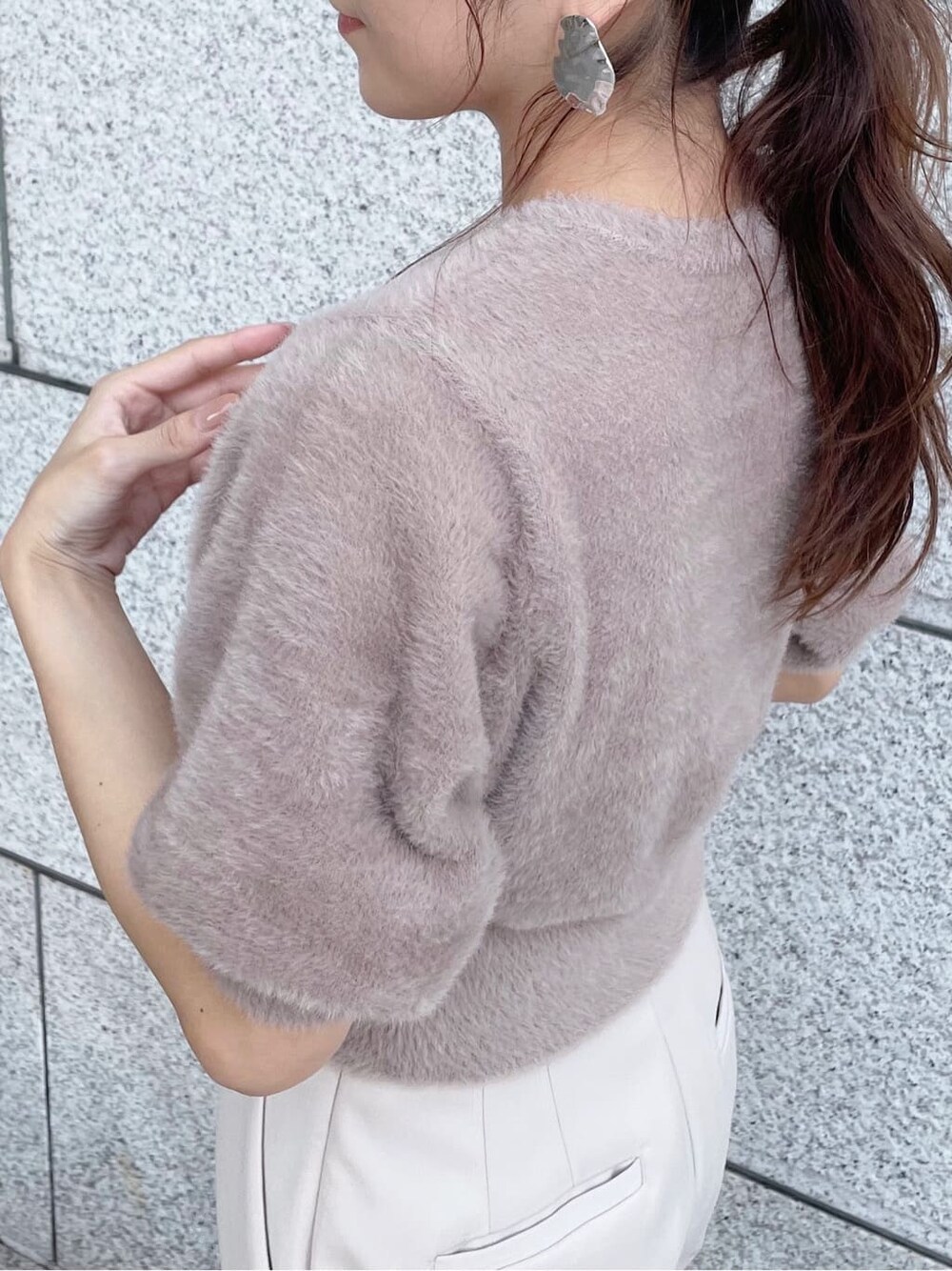 ベージュ系のその他パンツ、ベージュ系のパンプス、ブルー系のカーディガン/ボレロを着用したレディースの夏コーディネートの5枚目の写真