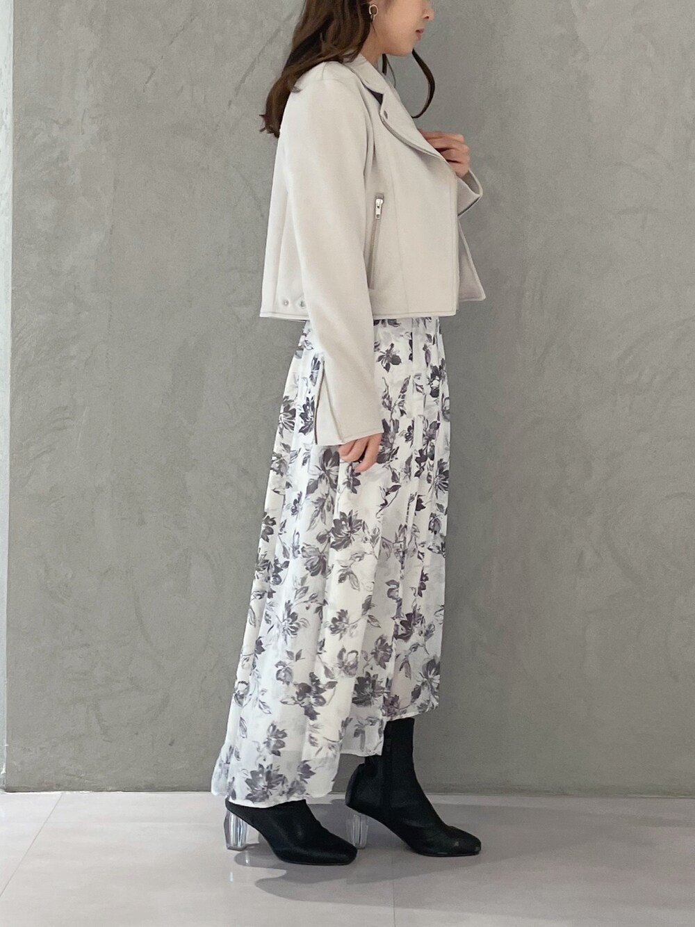 ホワイト系のワンピース、ピンク系のライダースジャケットを着用したレディースの冬コーディネートの6枚目の写真