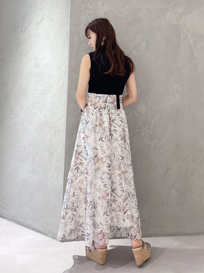 グリーン系のサンダル、ブラック系のトートバッグ、ブラック系のワンピースを着用したレディースの夏コーディネートの8枚目の写真