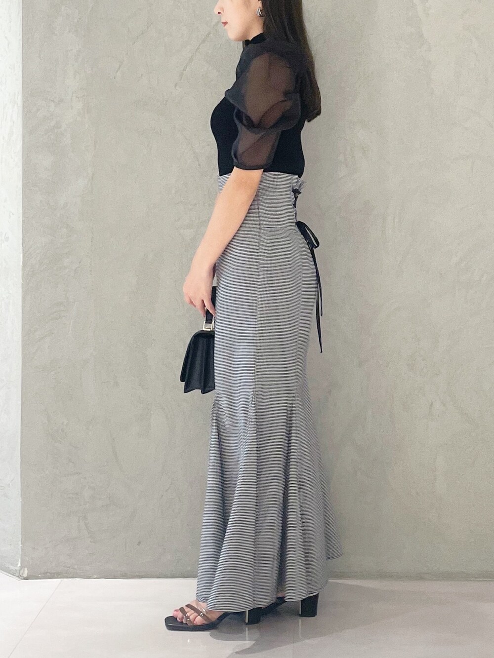 その他のスカート、ブラック系のニット/セーター、ブラック系のサンダルを着用したレディースの夏コーディネートの4枚目の写真