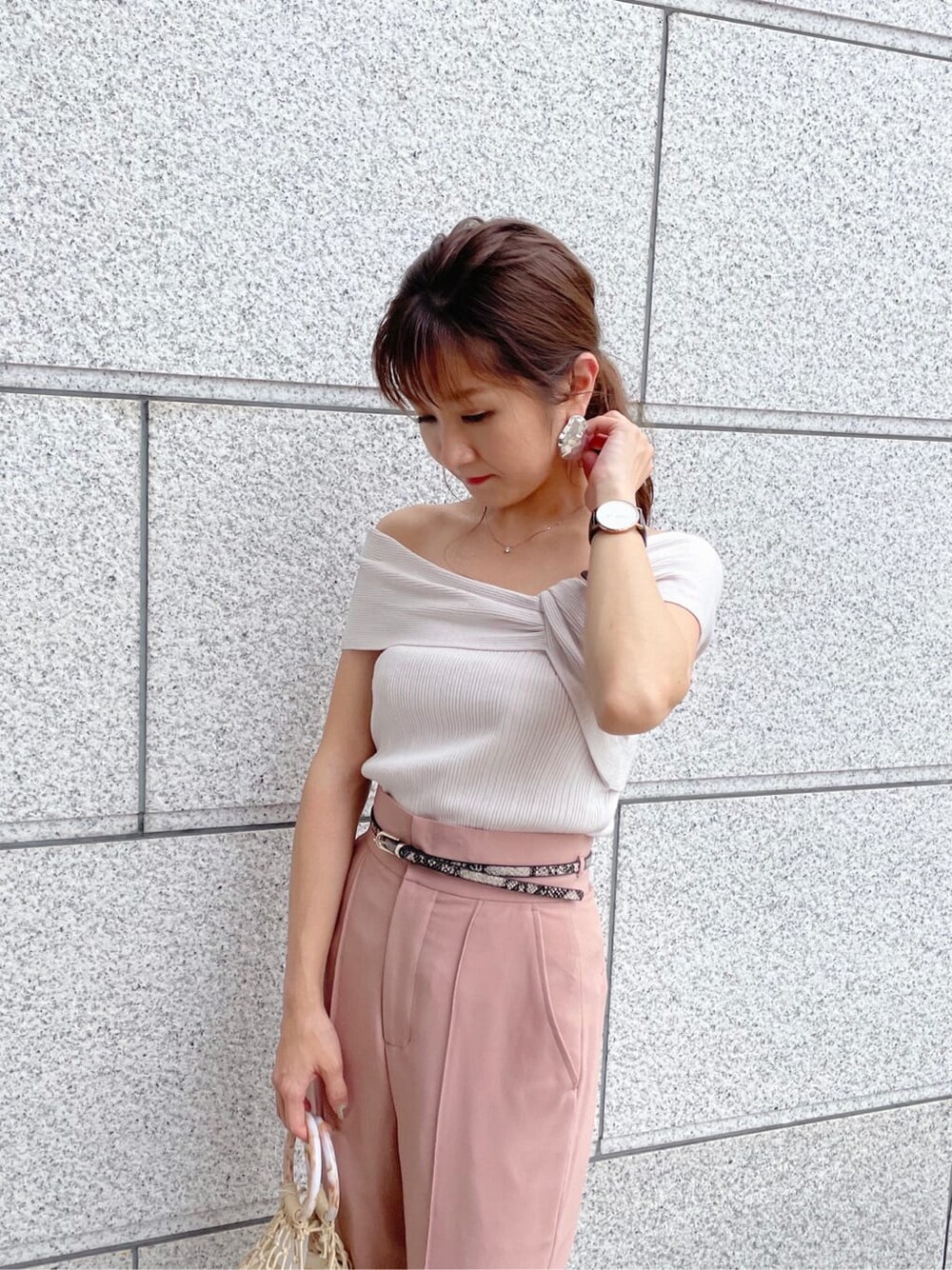 ピンク系のその他パンツ、ホワイト系のニット/セーターを着用したレディースの夏コーディネートの4枚目の写真