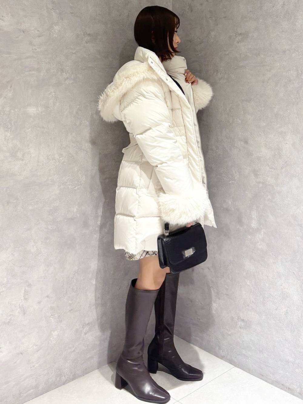 ホワイト系のその他パンツ、ブラック系のTシャツ/カットソー、ブラウン系のブーツを着用したレディースの秋コーディネートの2枚目の写真