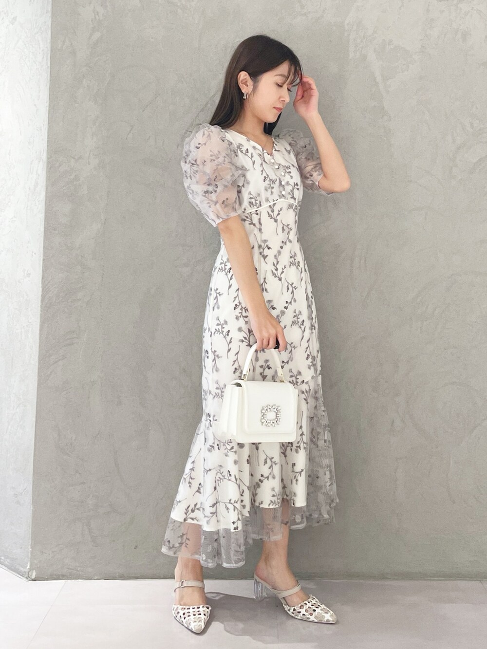 その他のパンプス、ホワイト系のショルダーバッグ、グレー系のワンピースを着用したレディースの春コーディネートの4枚目の写真