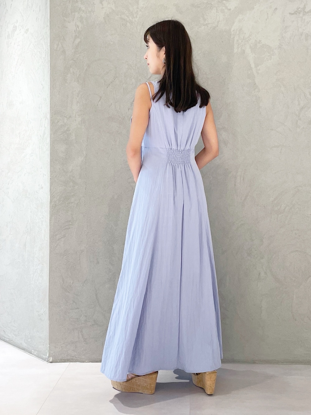 ブルー系のワンピース、ブラウン系のサンダル、シルバー系のショルダーバッグを着用したレディースの夏コーディネートの3枚目の写真