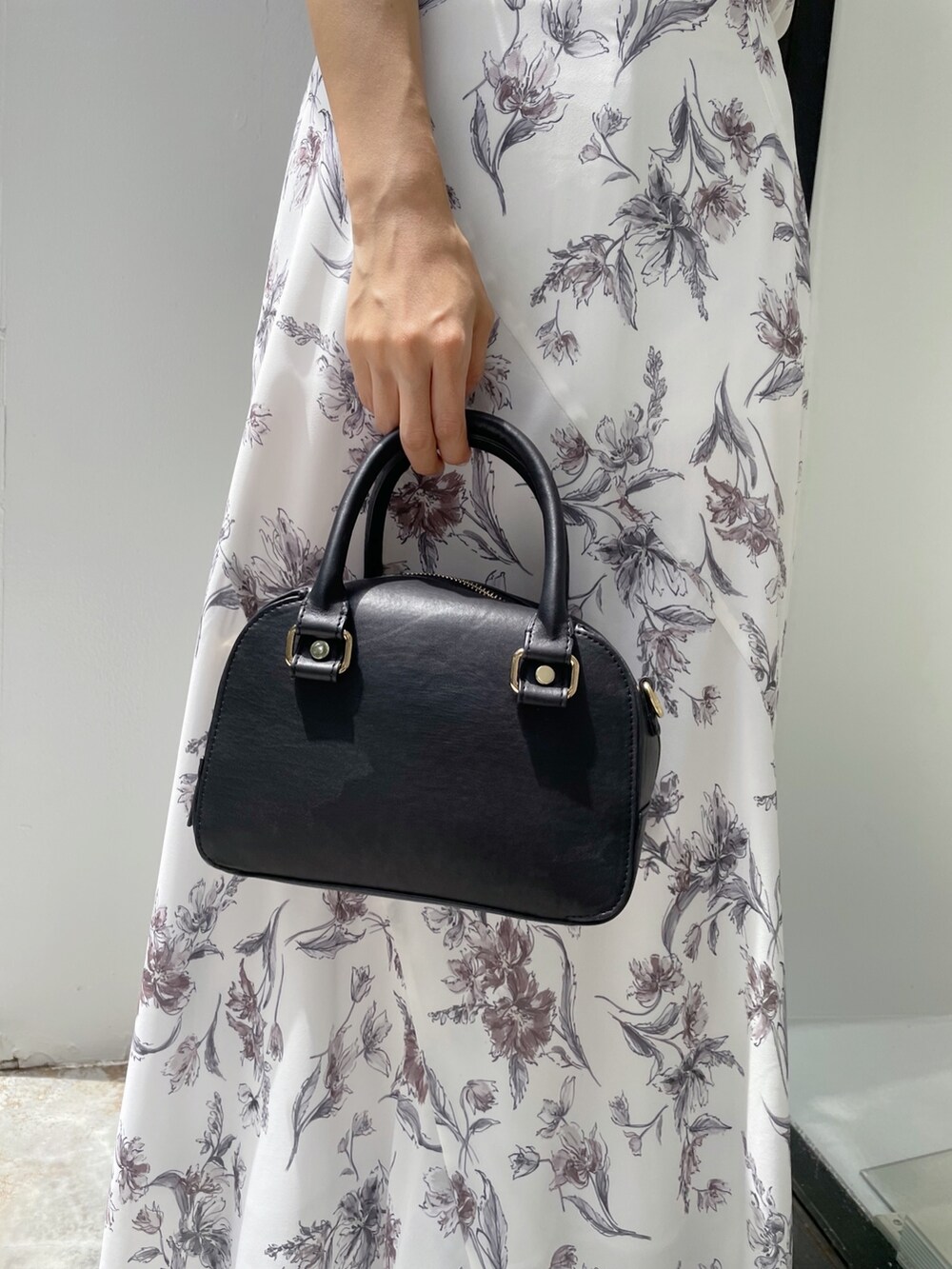 ホワイト系のワンピースを着用したレディースの夏コーディネートの6枚目の写真