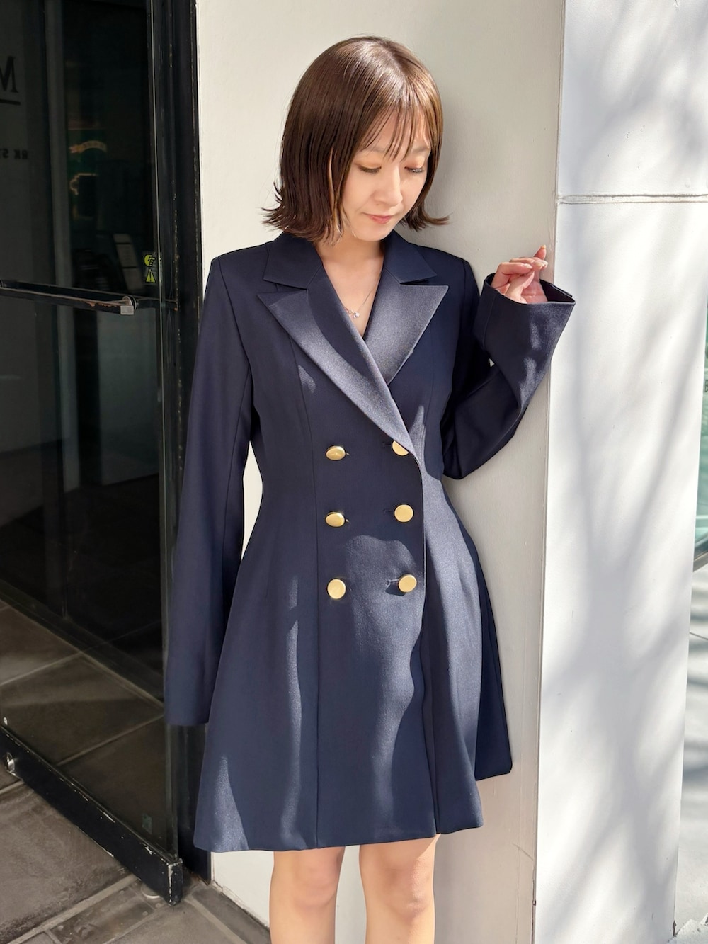 ブルー系のワンピース、ブラック系のブーツを着用したレディースの春コーディネートの4枚目の写真