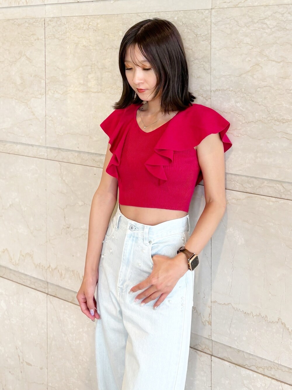 ブルー系のデニムパンツ、ホワイト系のサンダル、レッド系のニット/セーターを着用したレディースの夏コーディネートの8枚目の写真