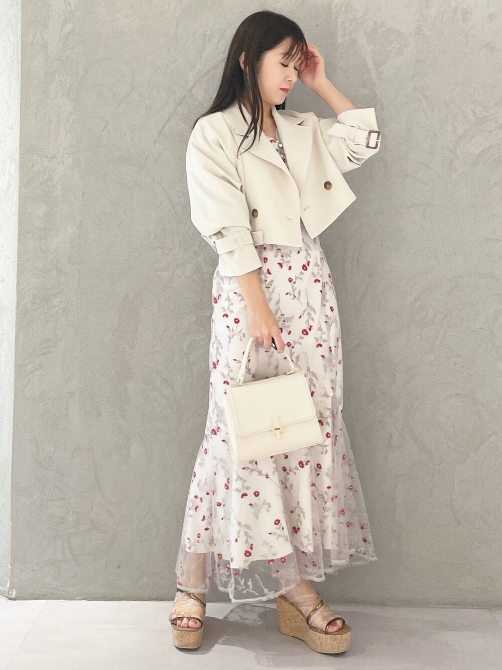 レッド系のワンピース、ブラウン系のサンダル、ホワイト系のショルダーバッグを着用したレディースの春コーディネートの5枚目の写真