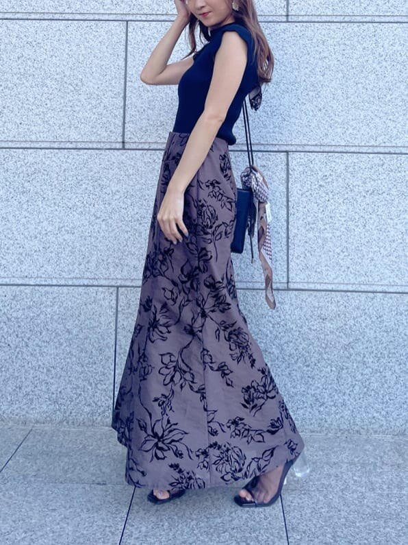 ブラック系のニット/セーター、ブラウン系のスカート、ブラック系のその他シューズを着用したレディースの夏コーディネートの3枚目の写真