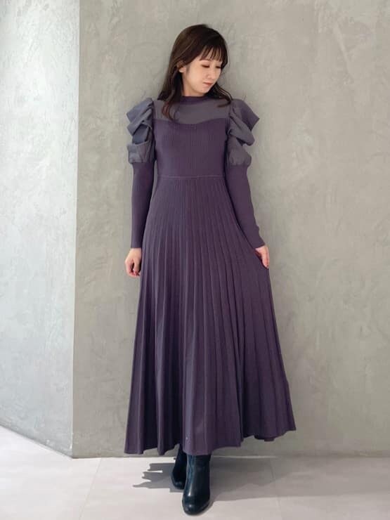 パープル系のワンピースを着用したレディースの秋コーディネートの7枚目の写真