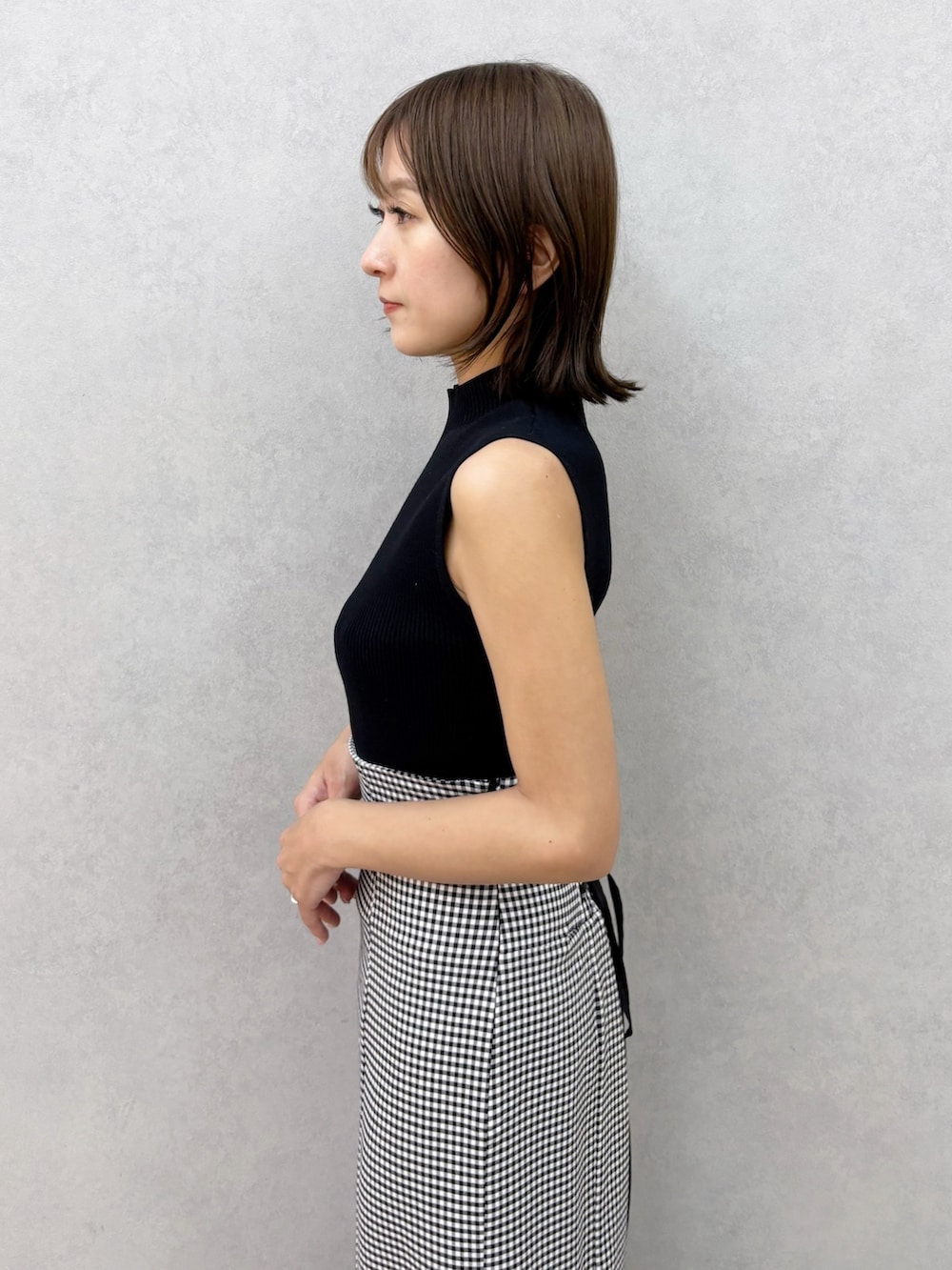 その他のスカート、その他のサンダル、ブラック系のニット/セーターを着用したレディースの春コーディネートの3枚目の写真