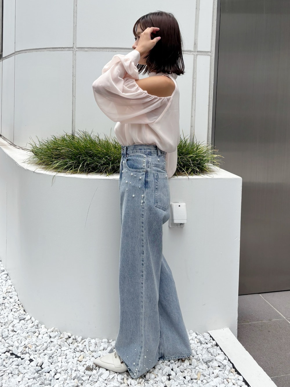 ブルー系のデニムパンツ、ピンク系のシャツ/ブラウスを着用したレディースの秋コーディネートの4枚目の写真