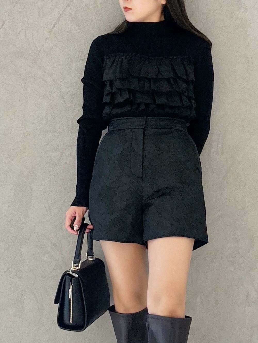 ブラック系のブーツ、ブラック系のショルダーバッグ、ブラック系のニット/セーターを着用したレディースの秋コーディネートの5枚目の写真