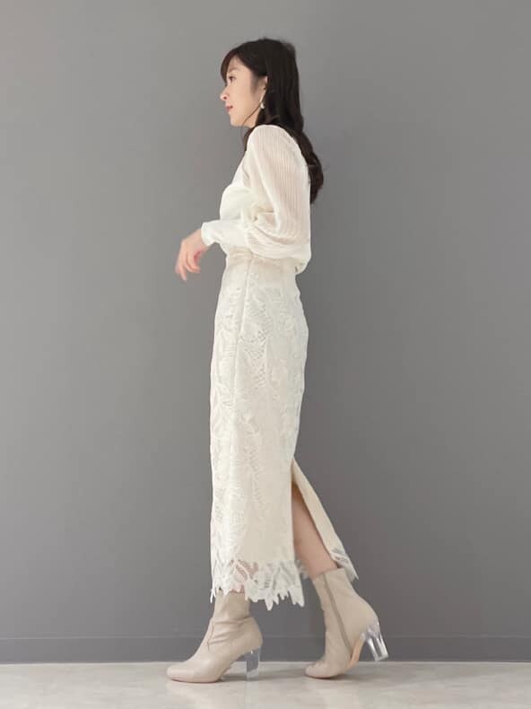 ベージュ系のその他シューズ、ホワイト系のスカート、グレー系のトレンチコートを着用したレディースの春コーディネートの7枚目の写真