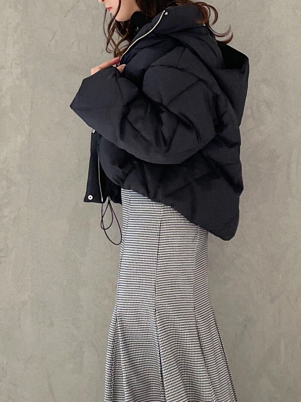 その他のスカート、ブラック系のブーツ、ブラック系のダウンジャケット/コートを着用したレディースの秋コーディネートの5枚目の写真