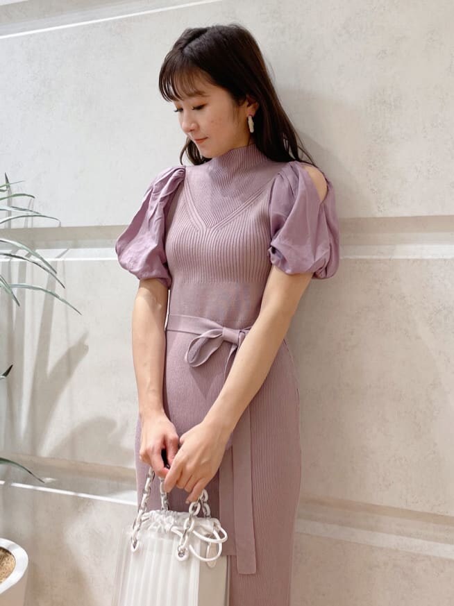 ピンク系のワンピース、ホワイト系のハンドバッグ、その他のサンダルを着用したレディースの春コーディネートの2枚目の写真