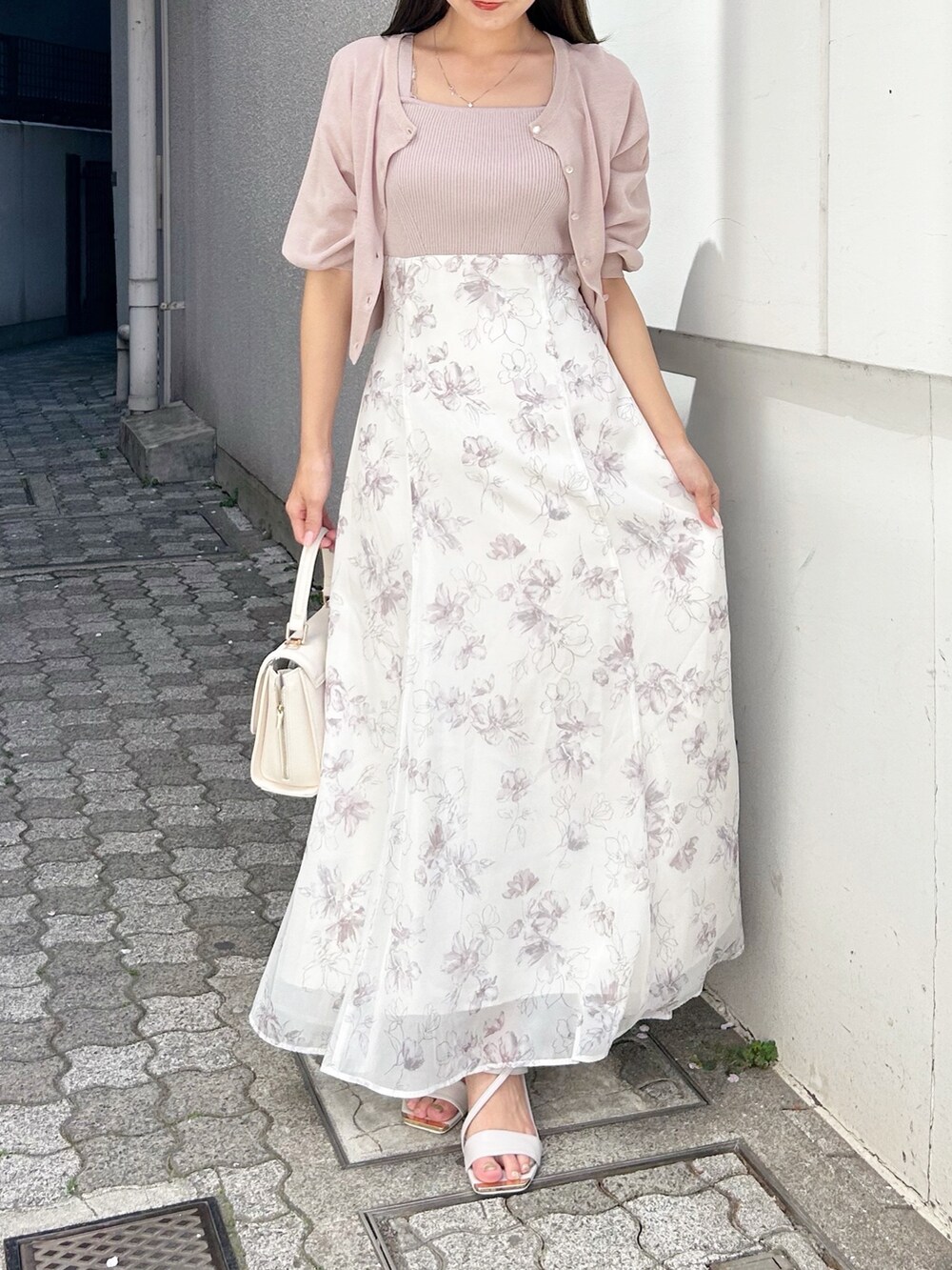 「春めき満開コーデ、淡色コーデ、ワンピース、オフィスカジュアル、春服、おでかけコーデ、大人ガーリー、大人女子、夏服、夏服コーデ、ワンピーススタイル、ワンピースコーデ」｜「MERCURYDUOのベアニットドッキングコルセットワンピース（ワンピース、ベージュ系）」を使った、kaho さん（レディース・151cm）の春コーディネートの10枚目の写真