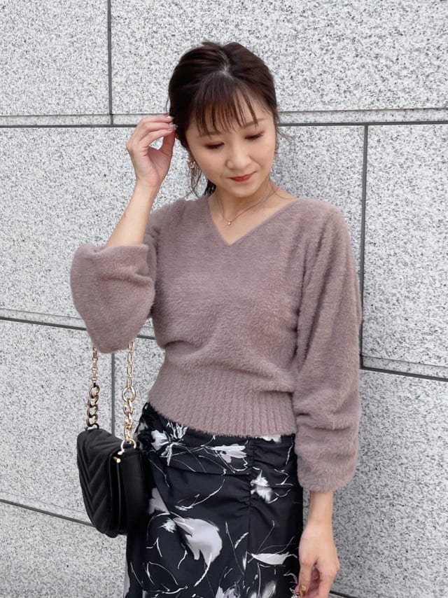 ブラウン系のその他シューズ、ブラック系のスカート、ブラウン系のニット/セーターを着用したレディースの秋コーディネートの2枚目の写真