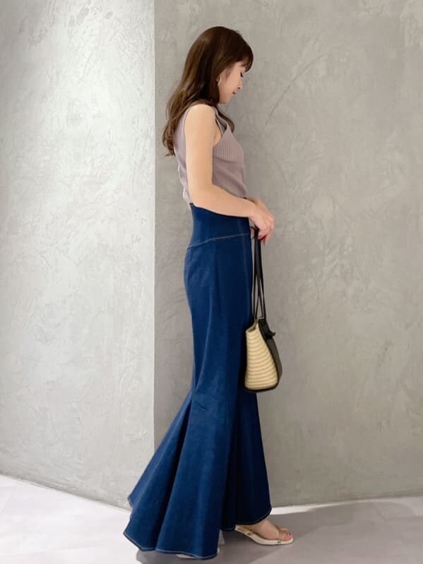 ベージュ系のサンダル、ブラック系のトートバッグ、グレー系のニット/セーターを着用したレディースの春コーディネートの3枚目の写真