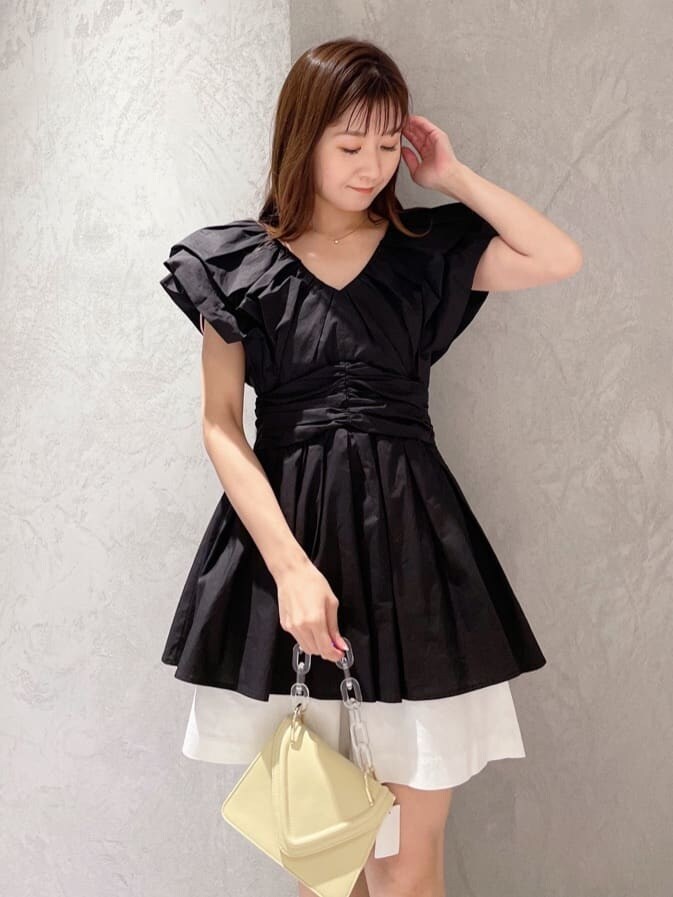 イエロー系のショルダーバッグ、グリーン系のサンダル、ブラック系のシャツ/ブラウスを着用したレディースの春コーディネートの2枚目の写真