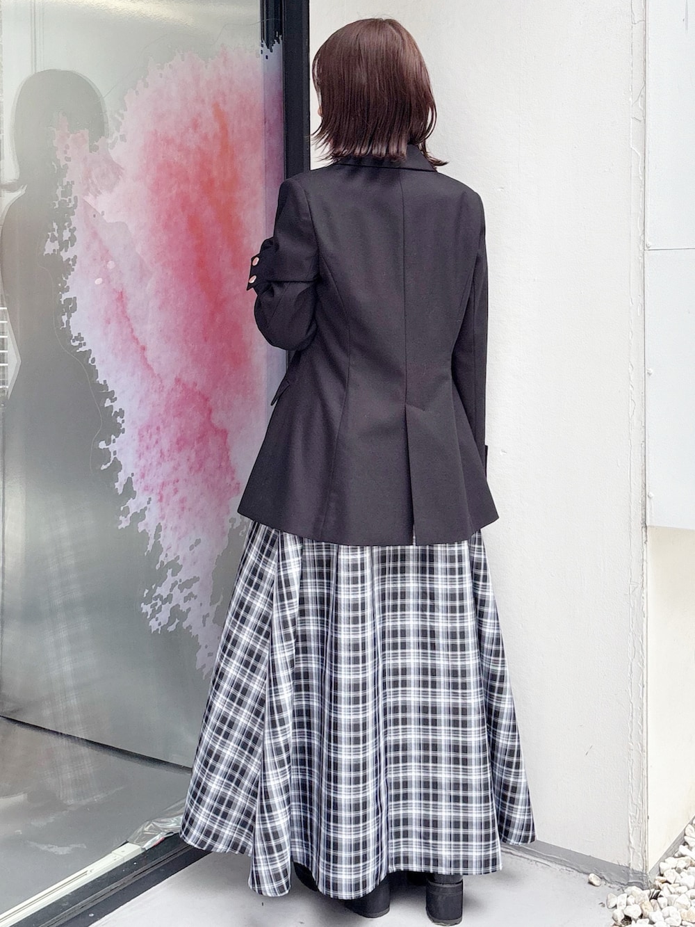 ブラック系のワンピース、ブラック系のブーツ、ブラック系のテーラードジャケットを着用したレディースの秋コーディネートの4枚目の写真