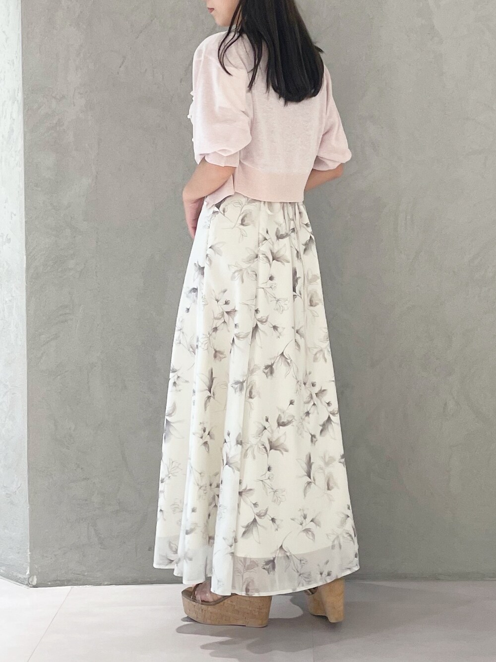 ベージュ系のワンピース、ブラウン系のサンダル、ホワイト系のショルダーバッグを着用したレディースの夏コーディネートの3枚目の写真