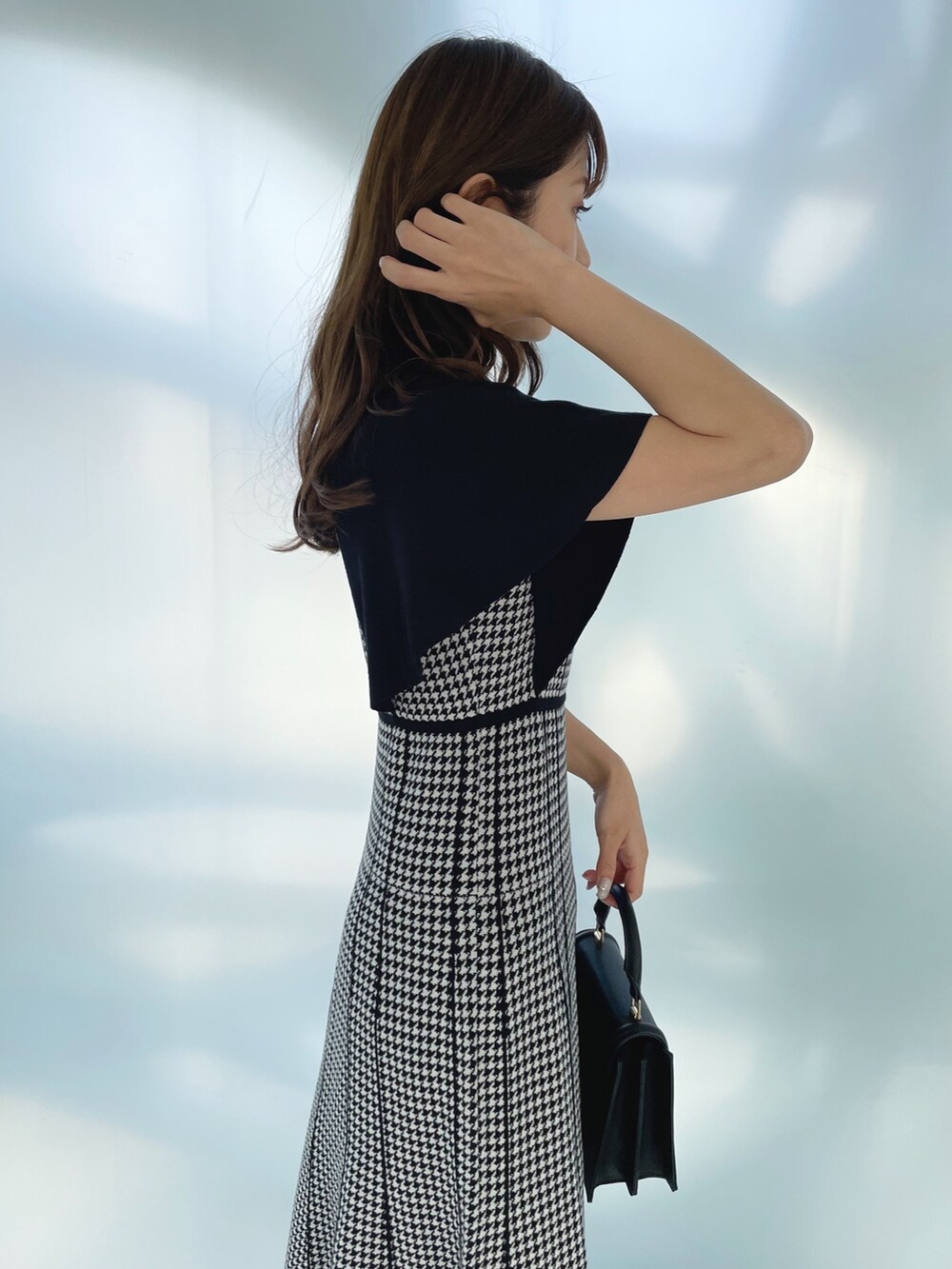 ブラック系のワンピースを着用したレディースの夏コーディネートの7枚目の写真