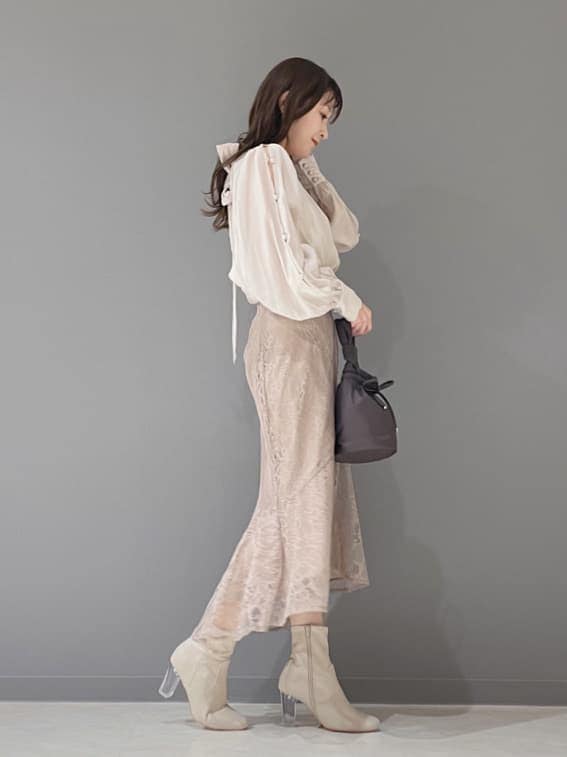 ベージュ系のその他シューズ、ベージュ系のシャツ/ブラウス、ブラウン系のスカートを着用したレディースの冬コーディネートの6枚目の写真