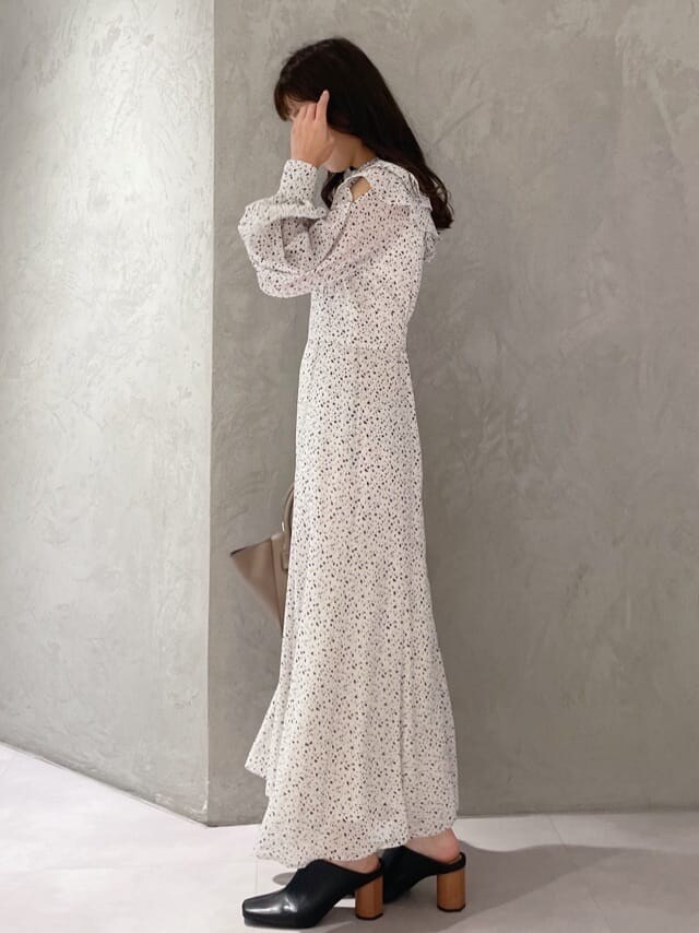 ブラウン系のハンドバッグ、ホワイト系のワンピース、ブラック系のサンダルを着用したレディースの夏コーディネートの5枚目の写真