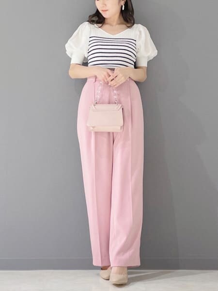 ベージュ系のパンプス、ピンク系のショルダーバッグ、ホワイト系のニット/セーターを着用したレディースの春コーディネートの9枚目の写真