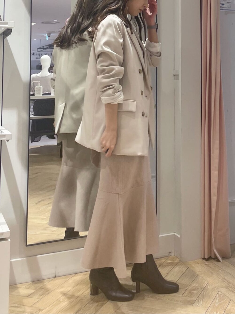 ピンク系のワンピース、ピンク系のワンピース、ブラウン系のブーツを着用したレディースの秋コーディネートの3枚目の写真