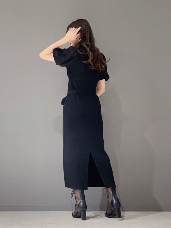 ベージュ系のその他アウター、ブラック系のワンピース、ブラック系のその他シューズを着用したレディースの冬コーディネートの6枚目の写真