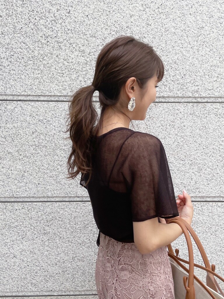 ベージュ系のサンダル、ベージュ系のスカート、ブラウン系のニット/セーターを着用したレディースの夏コーディネートの6枚目の写真