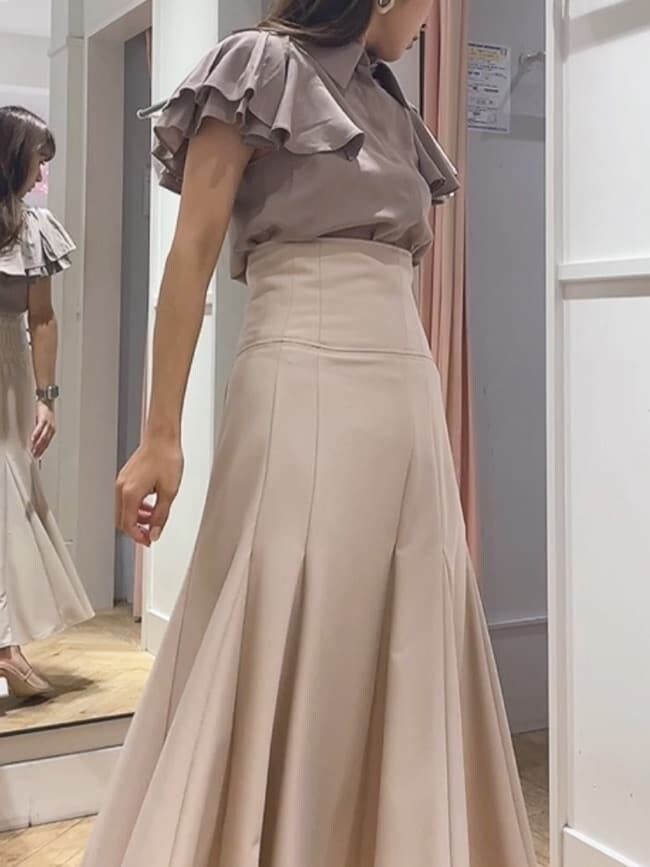 ベージュ系のシャツ/ブラウス、ピンク系のスカート、ベージュ系のサンダルを着用したレディースの夏コーディネートの4枚目の写真