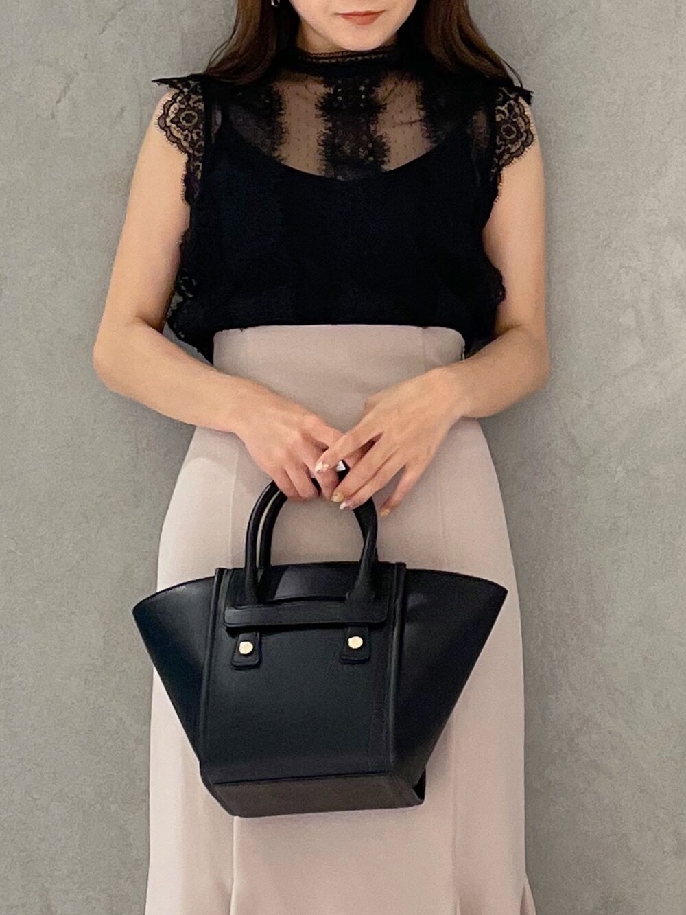 ベージュ系のスカート、ブラック系のサンダル、ブラック系のトートバッグを着用したレディースの夏コーディネートの3枚目の写真