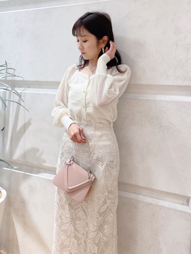 ベージュ系のその他シューズ、ホワイト系のスカート、グレー系のトレンチコートを着用したレディースの春コーディネートの8枚目の写真