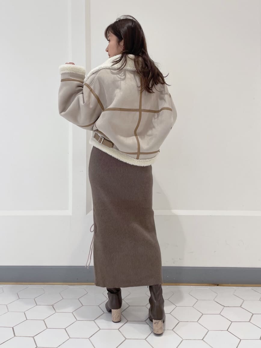 ブラウン系のその他シューズ、ブラウン系のワンピース、ベージュ系のテーラードジャケットを着用したレディースの秋コーディネートの6枚目の写真